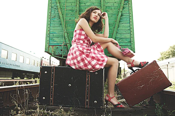 Женщина с чемоданами на рельсах. Ретро стиль . — стоковое фото
