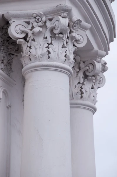 Белая колонна — стоковое фото