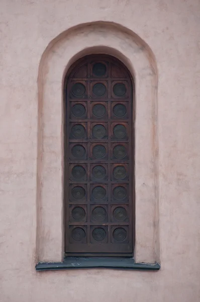 La fenêtre d'une ancienne cathédrale. L'architecture de l'ancienne — Photo
