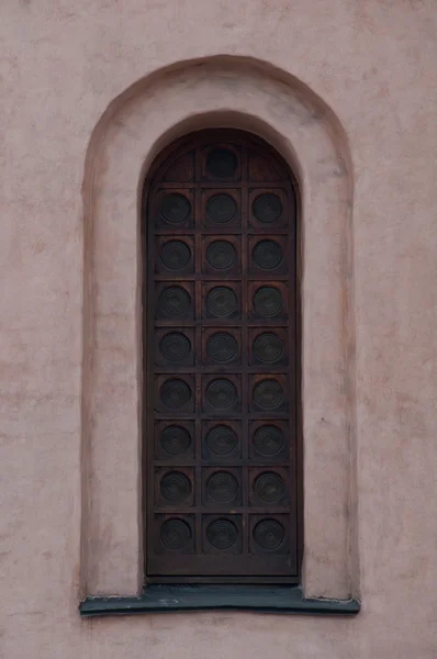 La fenêtre d'une ancienne cathédrale. L'architecture de l'ancienne — Photo