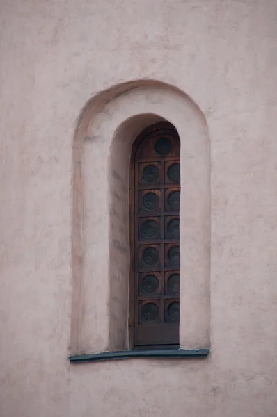 Fenster einer antiken Kathedrale. die Architektur der Antike — Stockfoto