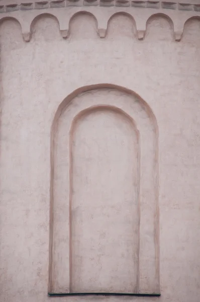 La ventana de una antigua catedral. La arquitectura de la antigüedad — Foto de Stock