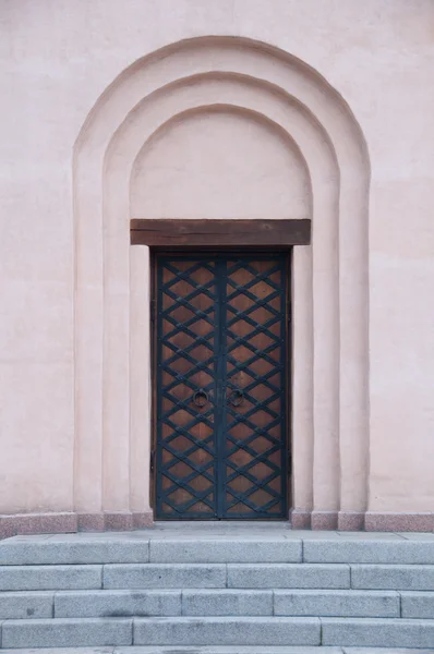 Puertas viejas y escaleras. Entrada del antiguo Parlamento . — Foto de Stock