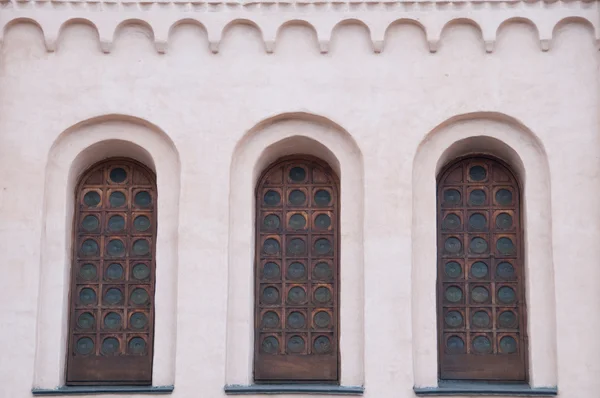 Le finestre dell'antica cattedrale. L'architettura degli antichi — Foto Stock