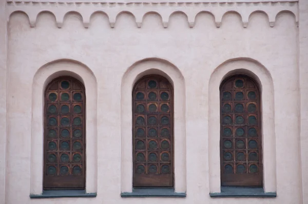 Las ventanas de la antigua catedral. La arquitectura de la antigüedad —  Fotos de Stock
