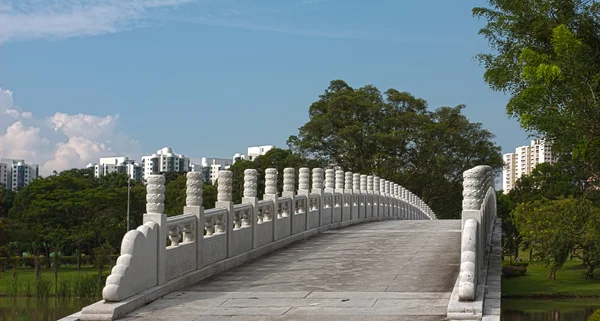 Witte brug in chinese park — Stockfoto