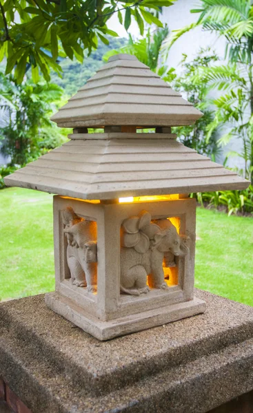 Ljus hus med elefant — Stockfoto