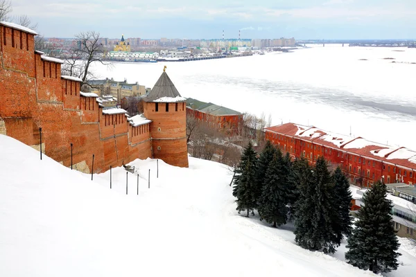 Vista de marzo al puerto de Nizhny Novgorod desde el Kremlin —  Fotos de Stock