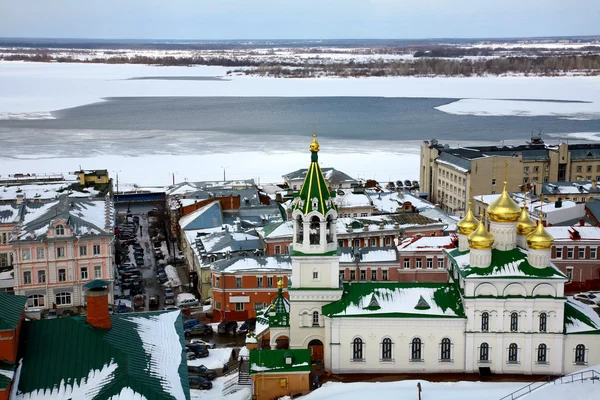 Апрельский вид церкви Рождества Иоанна Предтечи в Нижнем Новгороде — стоковое фото