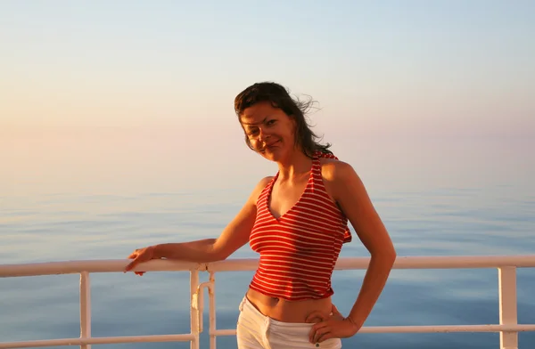 Счастливая дама на лайнере на рассвете в шесть часов. — стоковое фото