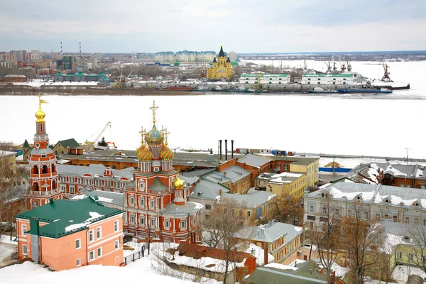 Maart sneeuw bekijken Nizjni novgorod in Rusland — Stockfoto