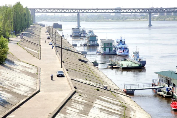 Nizhny Novgorod: Embankment and Metro Bridge — Stock Photo, Image