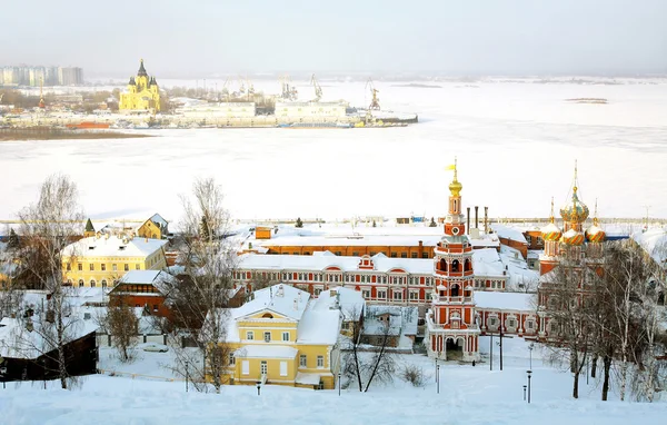 Winters aanblik van pijl (strelka) in Nizjni novgorod, Rusland — Stockfoto