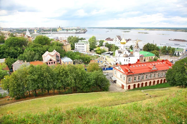 Panoramautsikt över sommaren Nizjnij novgorod i Ryssland — Stockfoto