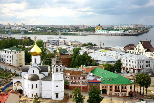 Panoramatický pohled na letní Nižnij novgorod v Rusku — Stock fotografie