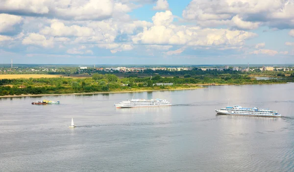 Τουριστικά σκάφη στον ποταμό Βόλγα στο Νίζνι Νόβγκοροντ στη Ρωσία — Φωτογραφία Αρχείου