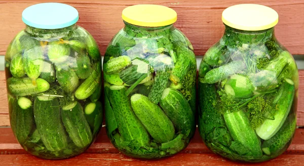 Verse gemarineerde komkommer in de tuin — Stockfoto