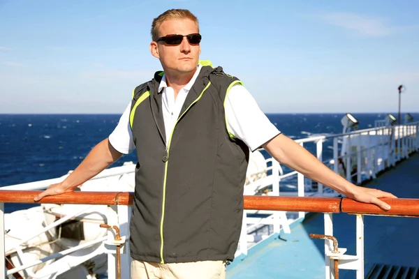Man op veerboot tijdens cruise op vakantie — Stockfoto