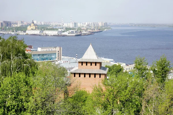 Vista de la capa de saliva Strelka (flecha) desde el Kremlin Nizhny Novgorod — Foto de Stock