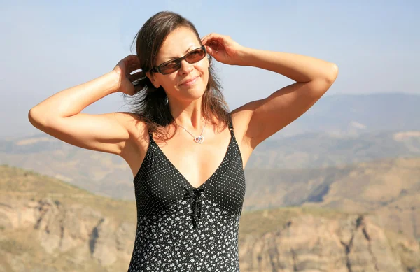 Porträt einer jungen Frau mit Sonnenbrille im Urlaub in den Bergen — Stockfoto