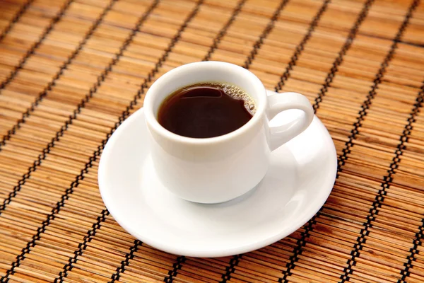 Pequena xícara de café preto pela manhã — Fotografia de Stock