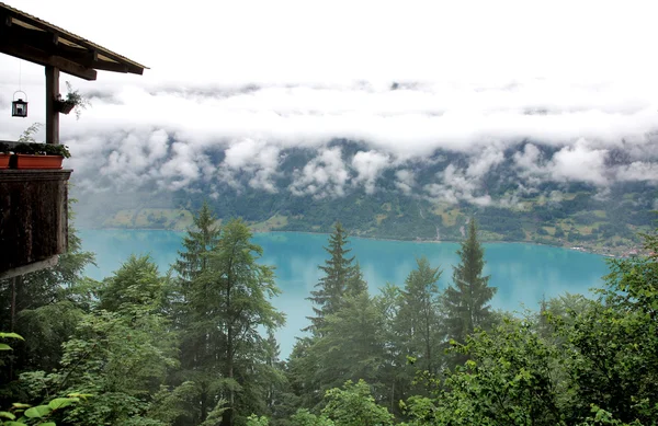 Caffè vicino al lago di Brienz nelle Alpi nel tempo nebbia — Foto Stock