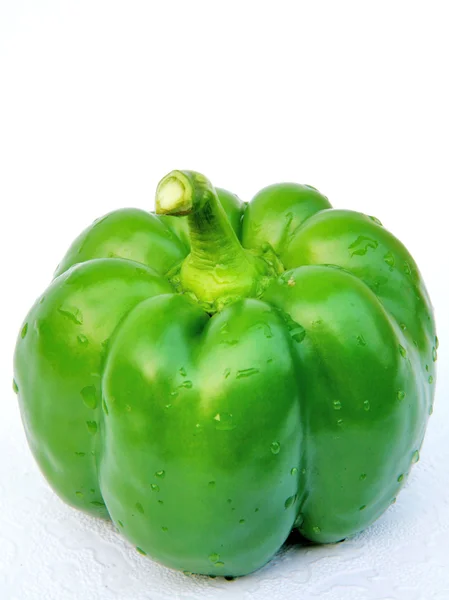Macro di pepe verde su sfondo bianco — Foto Stock