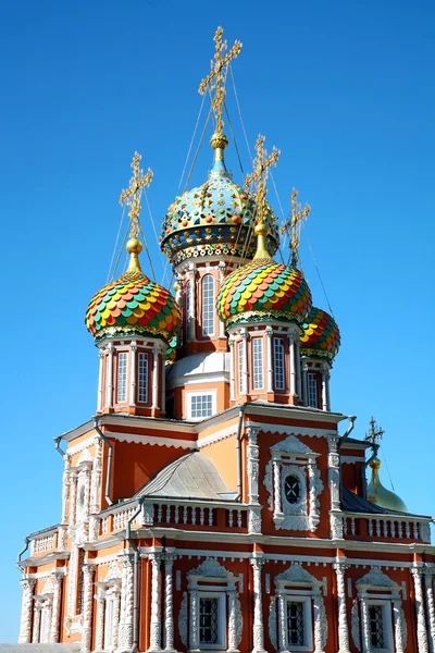 Строгановская церковь на голубом фоне неба. Нижний Новгород — стоковое фото