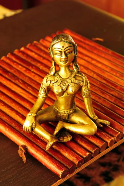 Estatueta de meditação profunda na luz solar — Fotografia de Stock