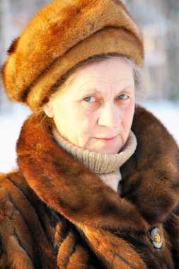 Park kadın kıdemli kış portresi