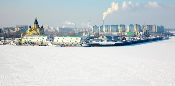 Port Strelka en la confluencia de dos ríos en Nizhny Novgorod — Foto de Stock