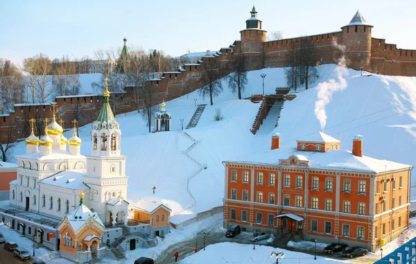 Kerk van de geboorte van Johannes de Doper en kremlin nizhn — Stockfoto