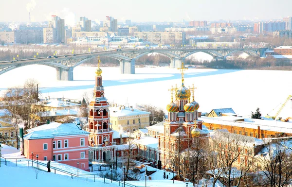 Februari stroganov kerk en de kathedraal alexander Nevski bekijken — Stockfoto