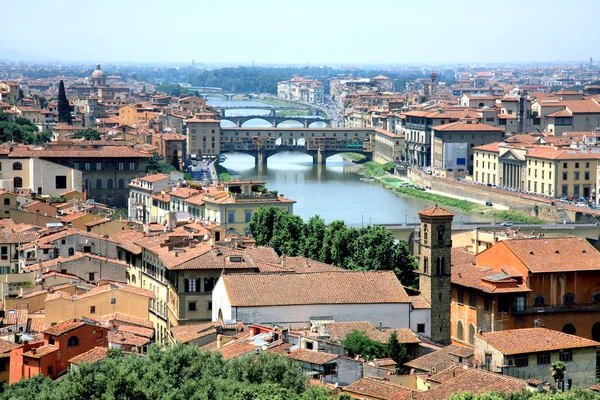 Ponte Ponte Vecchio atravessando o Rio Arno Florença — Fotografia de Stock