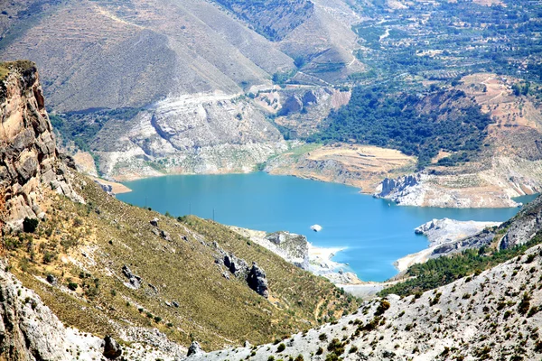 Lago panorâmico no parque Sierra Nevada Espanha — Fotografia de Stock