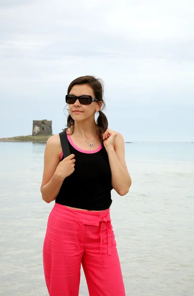 Mooie jonge vrouw op het strand-Sardinië-Italië — Stockfoto
