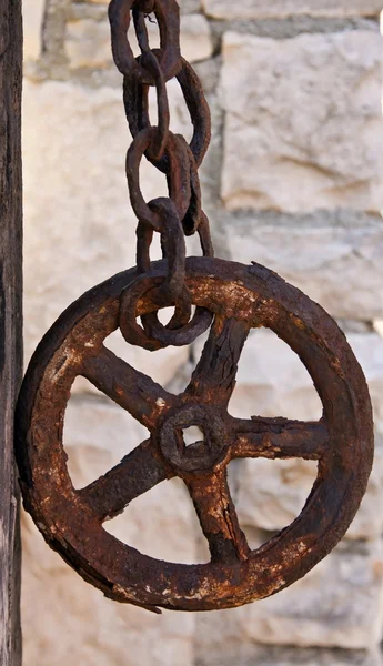 Wheel and chain — Stock Photo, Image