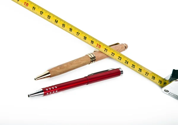 Długopis długopisy i taśma pomiarowa — Zdjęcie stockowe