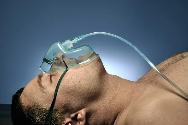 Muž v masce kyslík. — Stock fotografie
