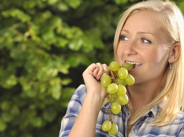 Vrouw druiven eten. — Stockfoto