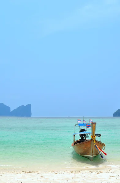 Largo barco en las islas Phi Phi en Tailandia — Foto de Stock
