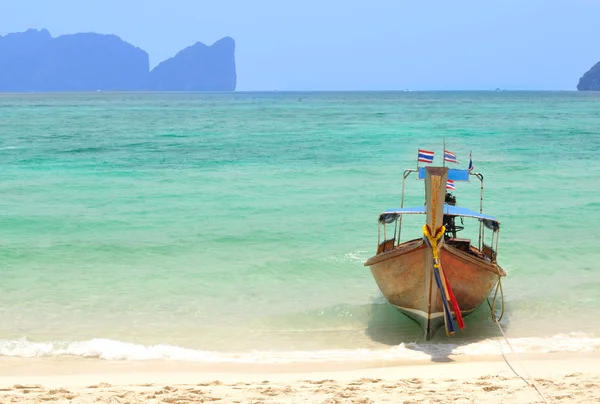 Lång båt på phi phi-öarna i thailand — Stockfoto