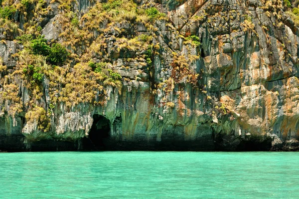 Turquoise zee met een rotsachtige kust — Stockfoto