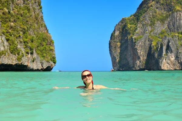 Femme dans la mer sur les îles Phi Phi en Thaïlande. Baie Maya — Photo