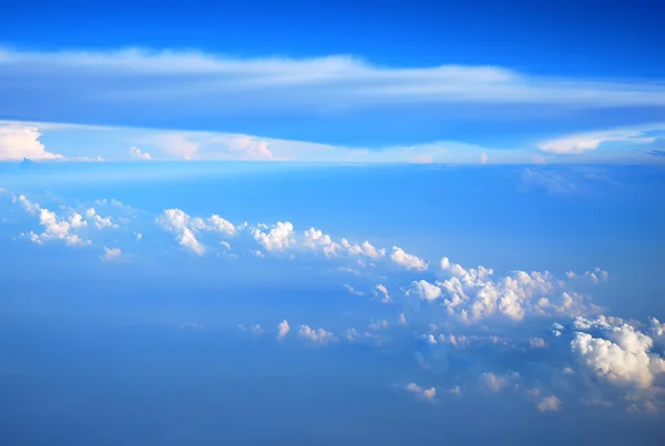 天空和云之间 — 图库照片