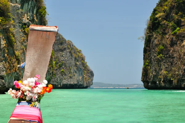 Boot op maya bay. Thailand — Stockfoto