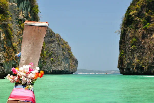 Łódź na maya bay. Tajlandia — Zdjęcie stockowe