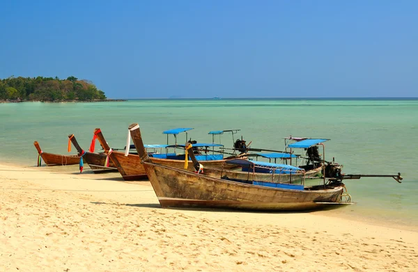 Boten op phi phi-eilanden in thailand — Stockfoto