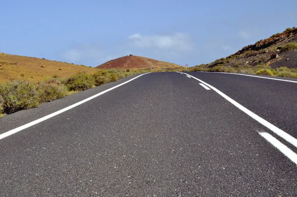 La carretera en Playa Blanca - Lanzarote, Islas Canarias —  Fotos de Stock
