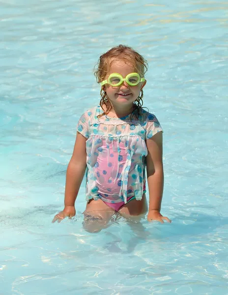 Criança engraçada na piscina — Fotografia de Stock
